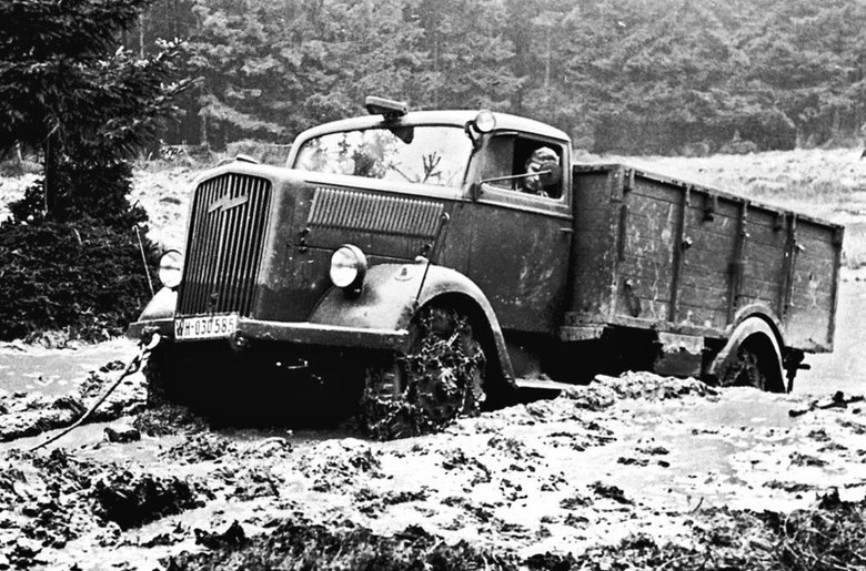 Полноприводный Opel Blitz 3.6-6700A оснащали 75-сильным мотором, пятиступенчатой коробкой передач и двухступенчатой раздаткой. До 1945-го изготовили около 25 000 автомобилей