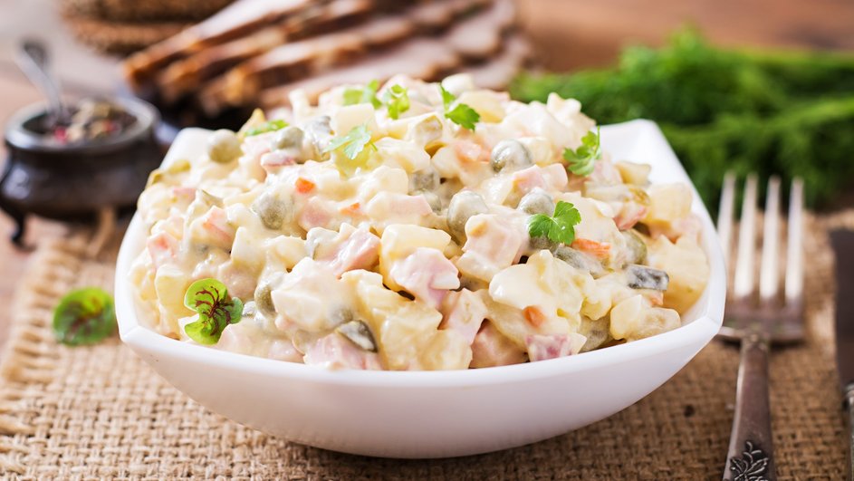 Вкусный салат с яблоками и майонезом, приготовленный по простому рецепту. Вкусный салат с яблоками и майонезом, приготовленный по простому рецепту.