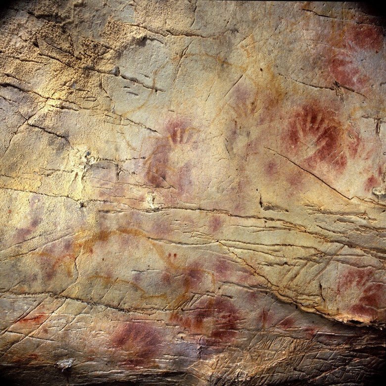 Пещера Эль-Кастильо, Испания. Красные отметены в центре — старейший образец наскального искусства. Им около 42 000 лет. Фото: Paul Pettitt, Gobierno de Cantabria