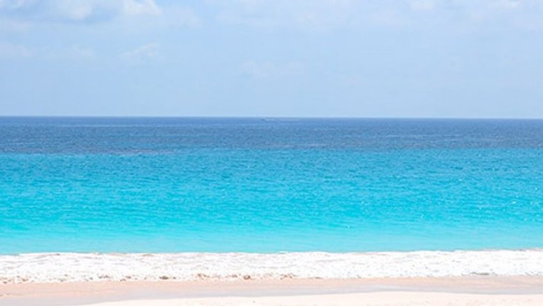 Розовые пески пляжа Pink Sands Beach на Багамских островах.