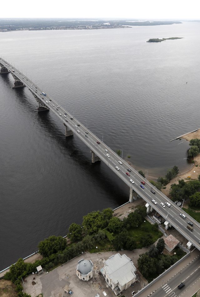 Вид на город и Саратовский мост со здания строящегося жилого комплекса