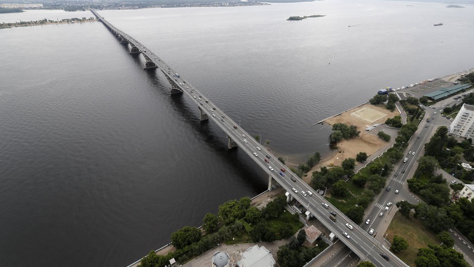 Вид на город и Саратовский мост со здания строящегося жилого комплекса Вид на город и Саратовский мост со здания строящегося жилого комплекса