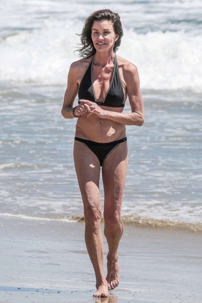 60-летняя Дженис Дикинсон широко улыбалась, позируя папарацци во время прогулки по пляжу