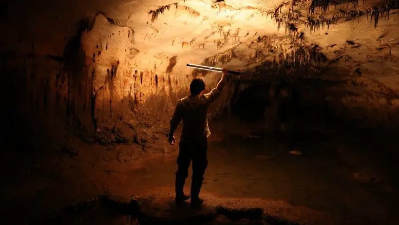 Частично затопленная камера пещеры, где были найдены рисунки.
