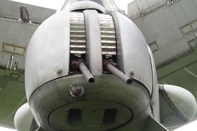 Пушки АМ-23 в кормовой оборонительной установке самолёта Ту-142. Фото: Commons.wikimedia.org/ Михаил Фетисов