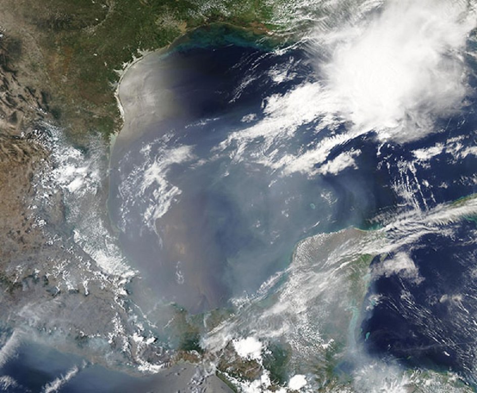 Полный спутниковый снимок дыма от пожаров в Мексике, охватившего Мексиканский залив. Штат Флорида в правом верхнем углу закрыт облаками.
