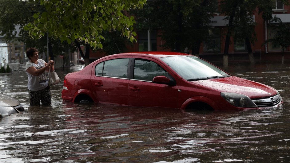 Автомобиль на затопленной улице в городе Кемерово. Мощный ливень затопил несколько районов Кемерово. Потоп