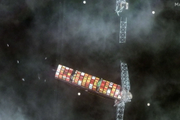 Спутниковый снимок обрушившегося моста Фрэнсиса Скотта Ки и контейнеровоза, столкнувшегося с одной из его опор