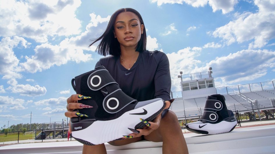 спортсменка с Nike Hyperboot спортсменка с Nike Hyperboot