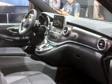 slide image for gallery: 17829 | Mercedes-Benz V-class. Франкфурт 2015