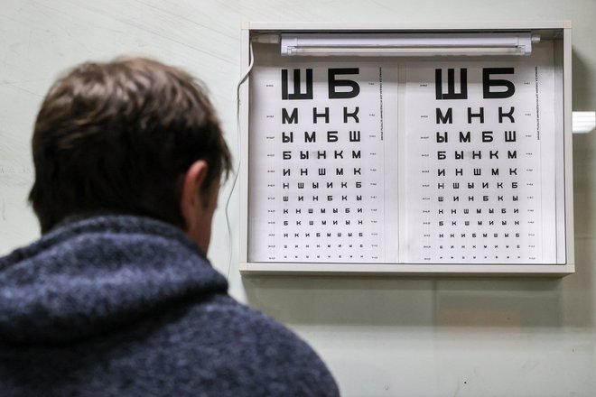 Мужчина на приеме у врача офтальмолога для прохождения медицинской комиссии для водительских прав Мужчина на приеме у врача офтальмолога для прохождения медицинской комиссии для водительских прав