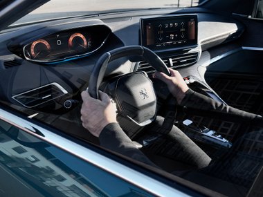 slide image for gallery: 27083 | Peugeot 3008 и 5008