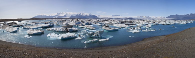 Лагуна Йокулсарлон, Исландия, заполненная ледниковыми айсбергами, на заднем плане — ледник Ватнайокудль, самый большой ледник Европы. Фото: Depositphotos 
