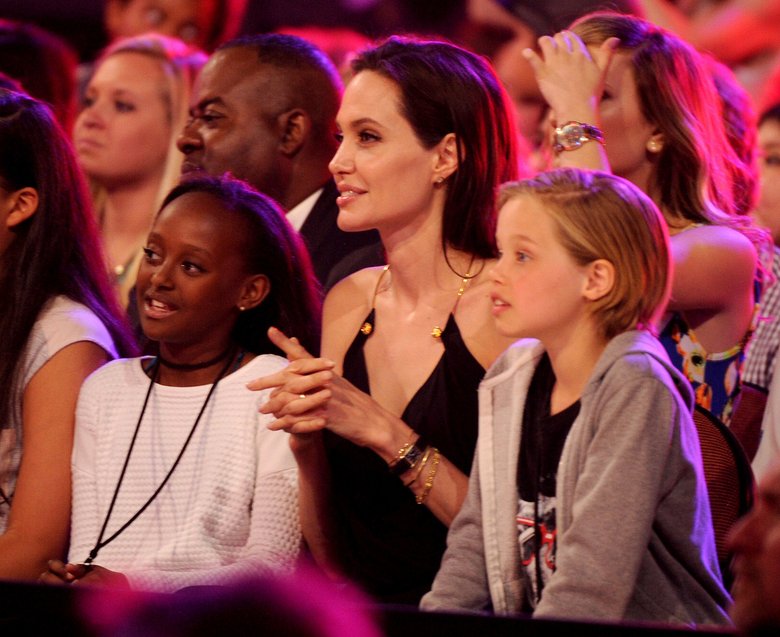 Дочери болели за Джоли, когда объявляли победителей премии