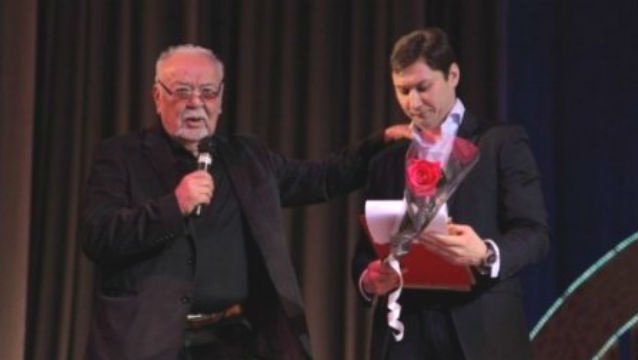 Асанали Ашимов вручает награду Азамату Сатыбалды