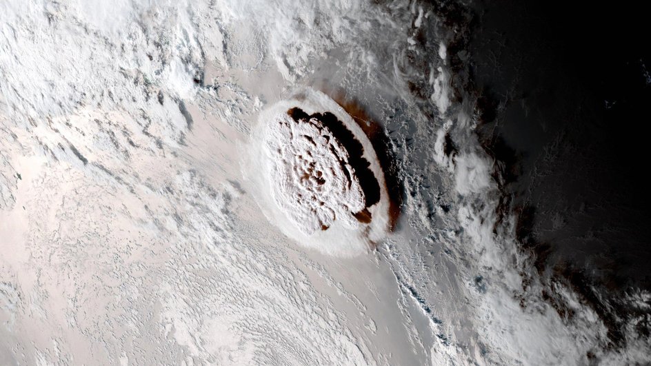 Фотография извержения вулкана получена со спутника GOES-17 Национального управления океанических и атмосферных исследований США.