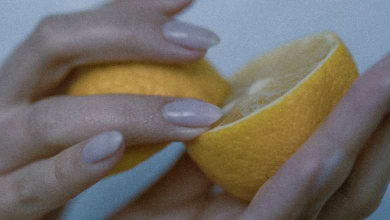 Лимон — первый помощник при очищении рук. Фото: unsplash.com Лимон — первый помощник при очищении рук. Фото: unsplash.com
