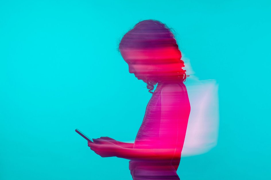 силуэт девушки со смартфоном силуэт девушки со смартфоном