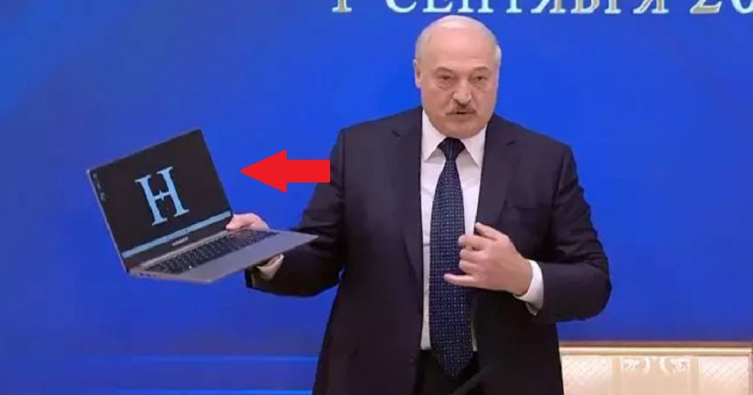 Лукашенко показал &laquo;первый белорусский компьютер&raquo; (фото)