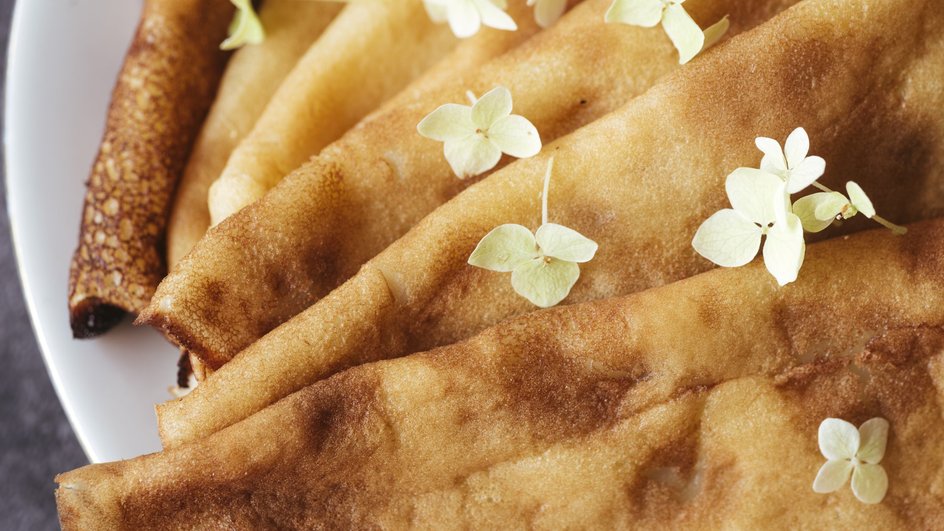 Вкусные постные блины на яблочном соке крупным планом