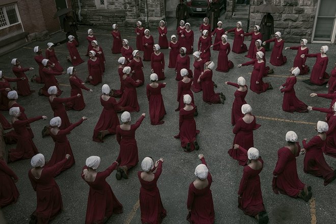 Кадр из сериала «Рассказа служанки» Кадр из сериала «Рассказа служанки»
