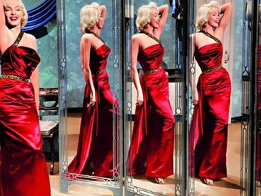 Slide image for gallery: 14503 | Атласное платье цвета фуксии. Мэрилин не боялась носить и яркие наряды, поэтому появилась в атласном платье на одно плечо в фильме «Как выйти замуж за миллионера» (1953). Особой выразительности этому платью придавал яркий ц