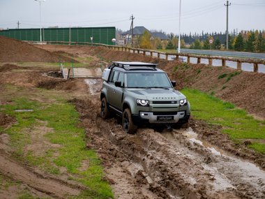 slide image for gallery: 27037 | Land Rover Defender Offroad