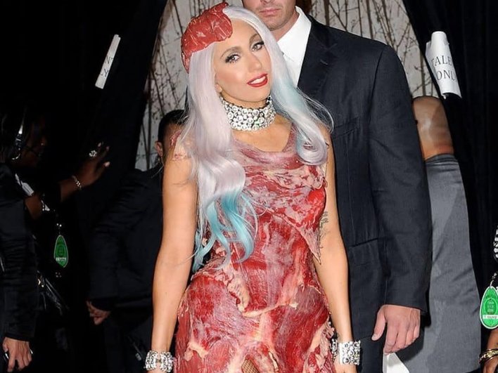 Леди Гага в мясном платье на MTV Video Music Awards 2010 Леди Гага в мясном платье на MTV Video Music Awards 2010