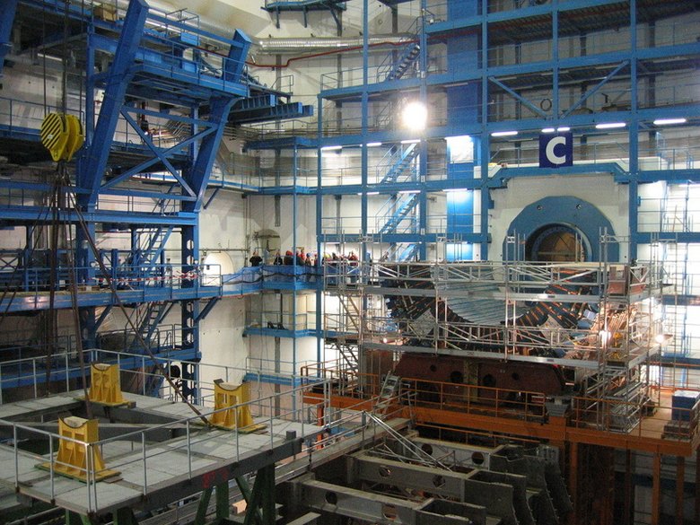 Подземный зал, в котором смонтирован детектор для поиска бозона Хиггса и темной материи — ATLAS (октябрь 2004 года). Фото: Nikolai Schwerg / Wikipedia