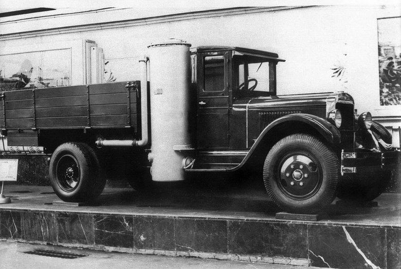 Нарядный газогенераторный ЗИС-13 с хромированной отделкой демонстрировали на ВСХВ (позднее — ВДНХ) среди иных достижений советского автопрома
