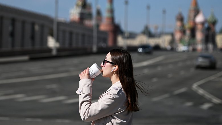 Девушка пьет кофе на Москворецкой улице в Москве Девушка пьет кофе на Москворецкой улице в Москве