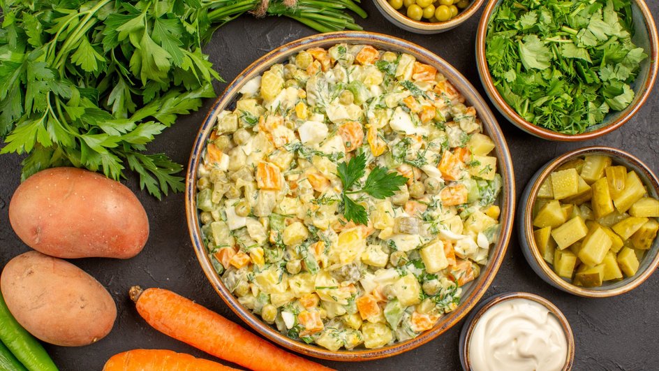 Чаще всего в оливье добавляют колбасу или мясо. Но есть и другие варианты. Чаще всего в оливье добавляют колбасу или мясо. Но есть и другие варианты.