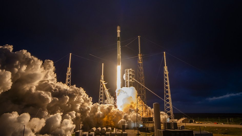 Старт ракеты SpaceX в космос Старт ракеты SpaceX в космос