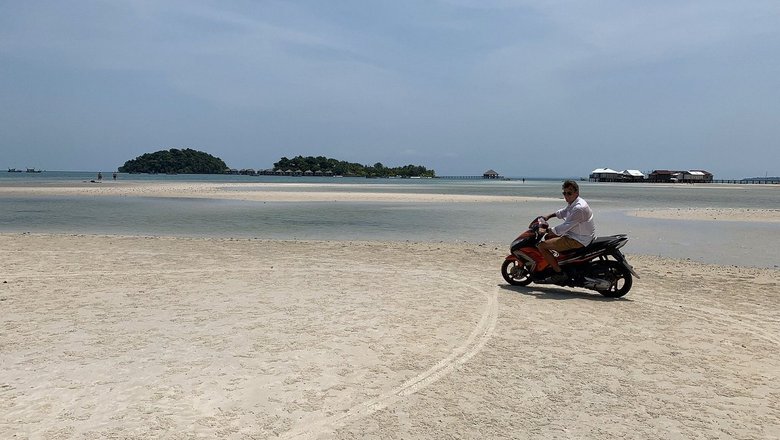 Мужчина на мотоцикле на Острове Ко Ронг, Камбоджа