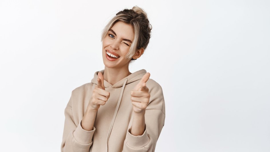 Девушка-Телец улыбается Девушка-Телец улыбается