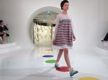 Slide image for gallery: 5121 | новая круизная коллекция Chanel отличалась весенней цветовой гаммой
