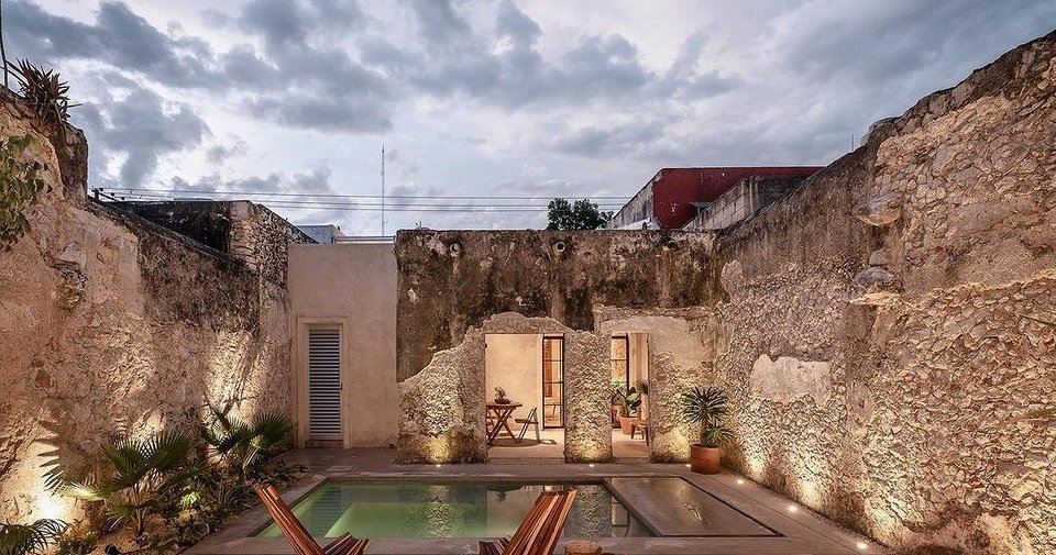 Архитекторы превратили мексиканский дом 19-го века в современное жилье