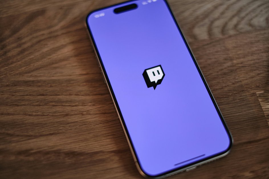 логотип Twitch на смартфоне