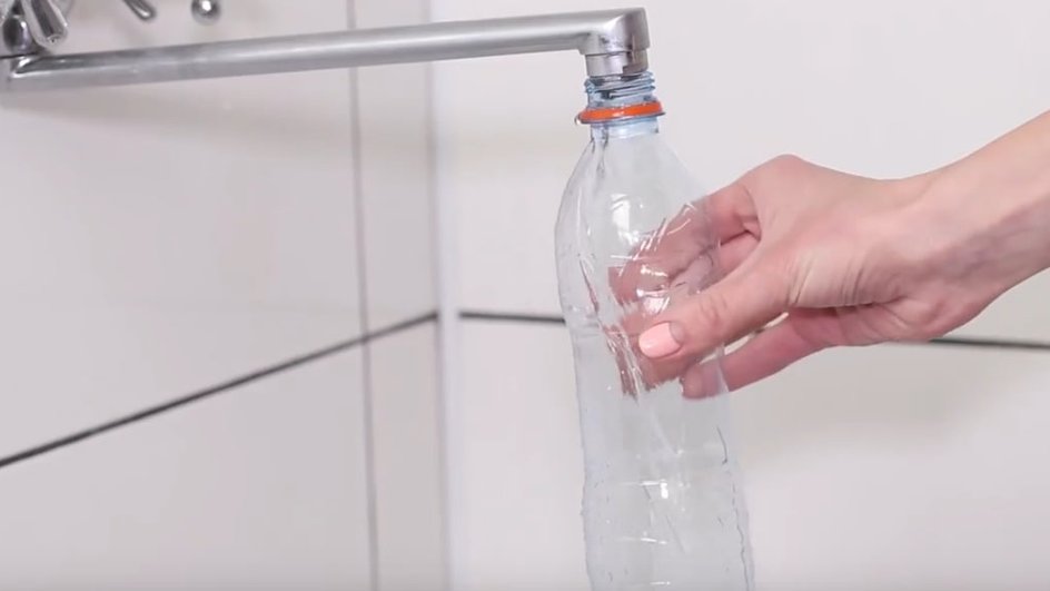 В бутылку набирают воду, чтобы за секунду заморозить ее В бутылку набирают воду, чтобы за секунду заморозить ее