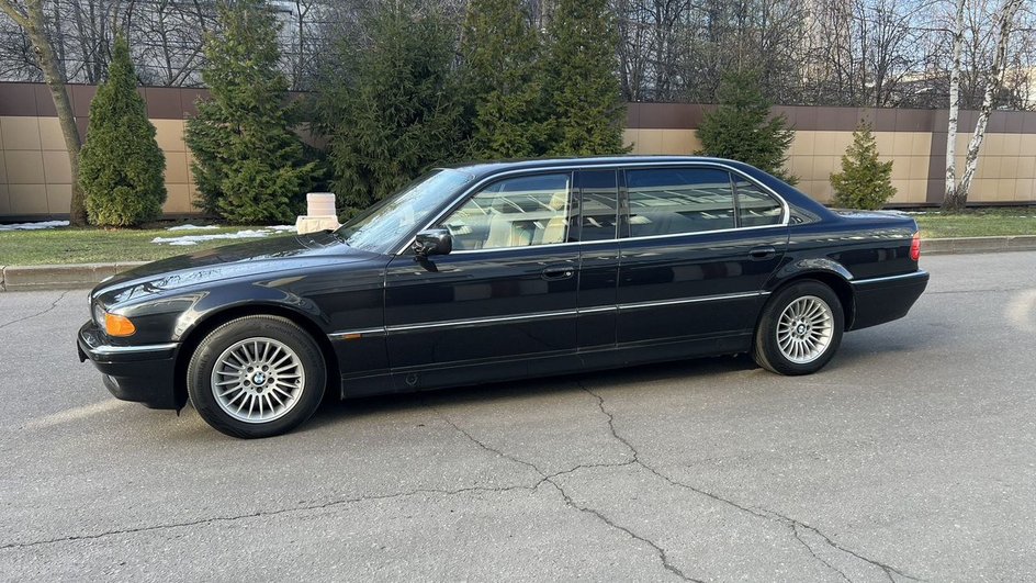 Редкую BMW 7 серии c V12 продают по цене “Танка” Редкую BMW 7 серии c V12 продают по цене “Танка”