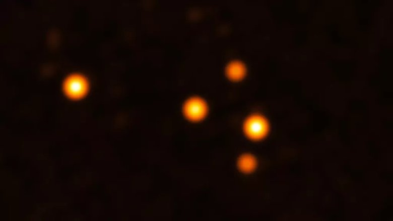 Звезды, вращающиеся рядом с черной дырой в центре Млечного Пути. Фото: ESO
