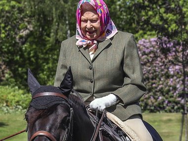 Slide image for gallery: 14445 | Наряд для поездок верхом. 94-летняя королева — опытная наездница: она уверенно держится в седле и для конных прогулок выбирает пиджак, обтягивающие брюки, ботинки для верховой езды, а вместо жокейского шлема покрывает голов