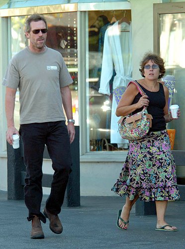 Хью Лори с женой Джо Грин во время шопинга в Малибу, 2005 год