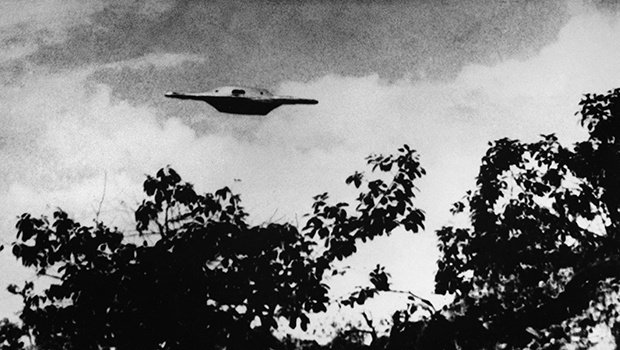 Фотография, вероятно, поддельного НЛО, сделанная в Бразилии в 1969 году. Объект кажется более отчетливым, чем крона деревьев, что намекает на его маленький размер и непосредственную близость к фотографу. Фото: Granger / Diomedia