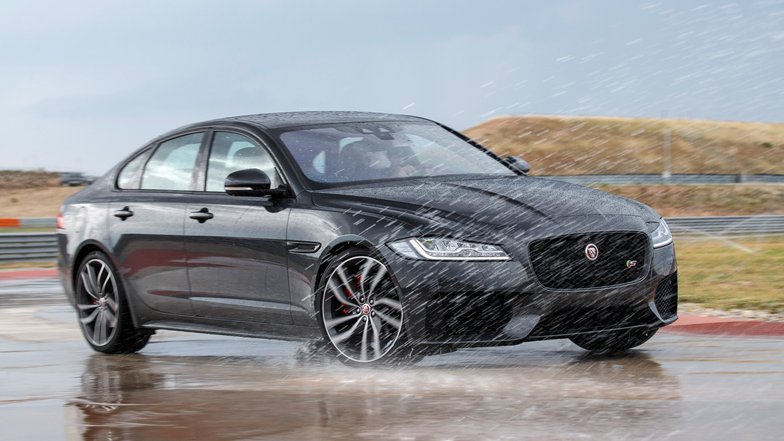 slide image for gallery: 18019 | Jaguar XF V6S AWD Storm Grey