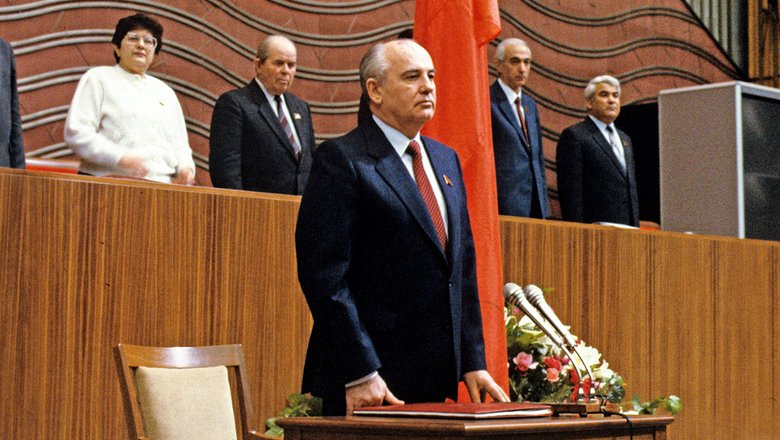Внеочередной III съезд народных депутатов СССР. Михаил Горбачев, первый президент СССР, приносит присягу. 1990 год
