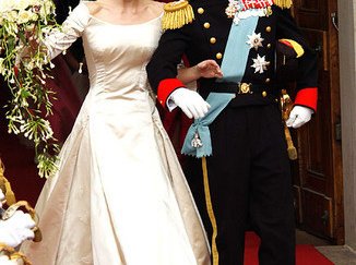 Slide image for gallery: 833 | 14 мая 2004 года в Копенгагенском соборе Мэри Доналдсон вышла замуж за принца датского Фредерика. Она выбрала простое кремовое платье датского дизайнера Уффе Франка и старинные украшения, которые надевала шведская принцесса М