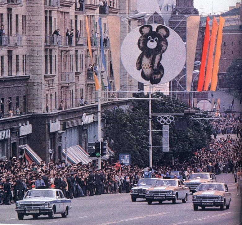 Кортеж сопровождения олимпийского огня, включавший особые «Волги», на улице Горького