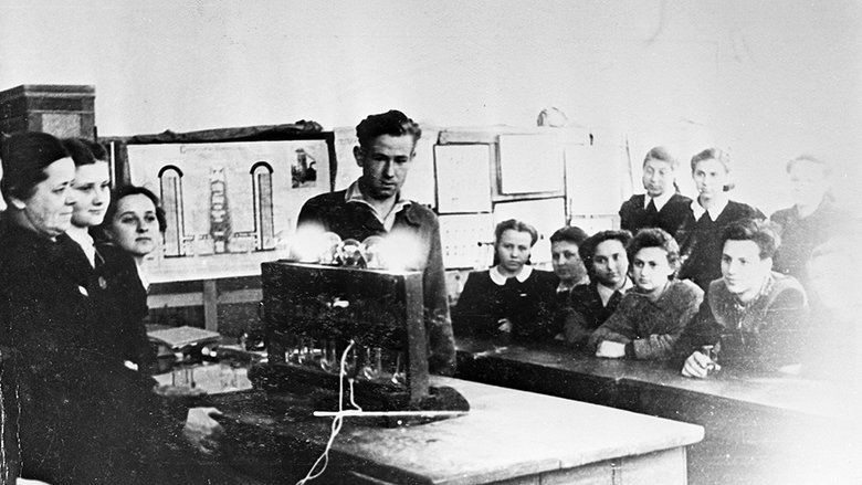 Алексей Леонов в школе на уроке физики демонстрирует прибор собственной конструкции. 1953 г. Фото: РИА Новости