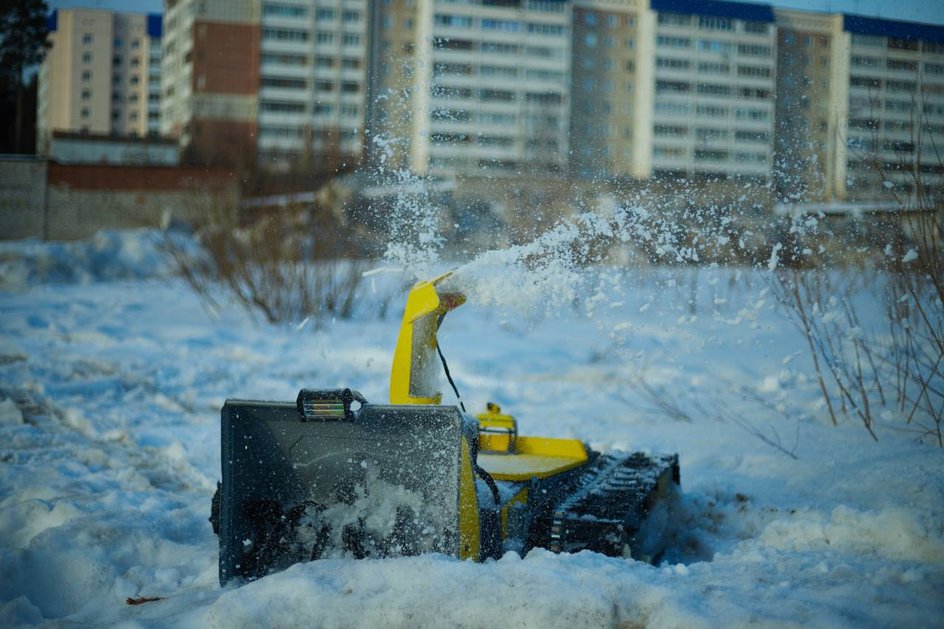 снегоуборщик за работой